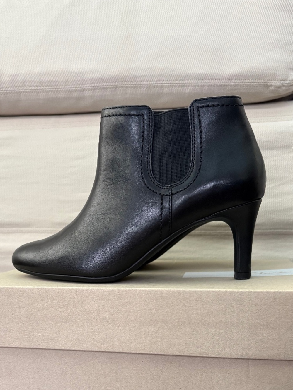 Clarks Dancer Sky Black Leather Pointed Toe Mid Heel Ankle Boots Women’s Size 6M